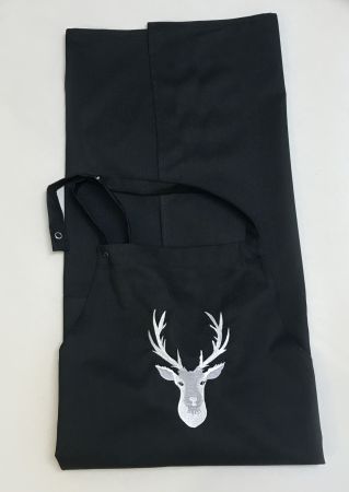 Latzschürze mit Tasche und Stickerei Hirsch